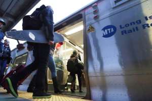 Joven murió baleado dentro de un tren LIRR en ruta a Nueva York: violencia armada sin tregua
