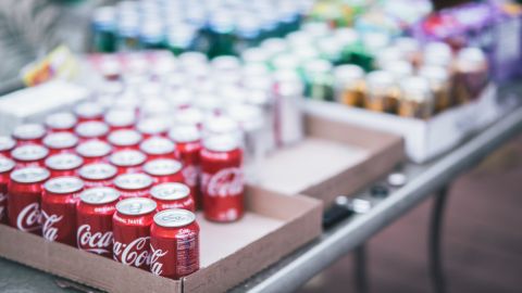 Coca-Cola pensó "fuera de la caja" para resolver problema de transportación de materias primas