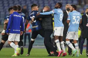 Video: Luiz Felipe se subió en la espalda de Joaquín Correa para celebrar la victoria de la Lazio sobre el Inter y terminó expulsado
