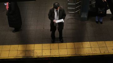 Hombre muere tras saltar a los rieles del metro de Nueva York en hora pico