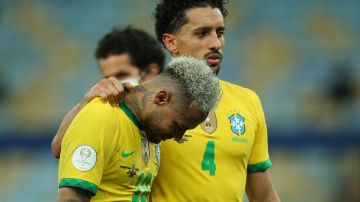Marquinhos consolando a Neymar tras perder la final de la Copa América.