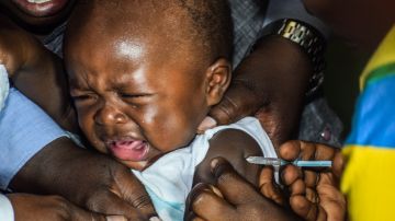En África, más de 260,000 niños mueren al año a causa de la malaria.