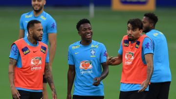 Neymar lanza flores a Vinícius y Rodrygo