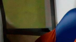 Neymar estuvo con gorra azul y chemise de la selección brasileña en el estadio de Caracas.