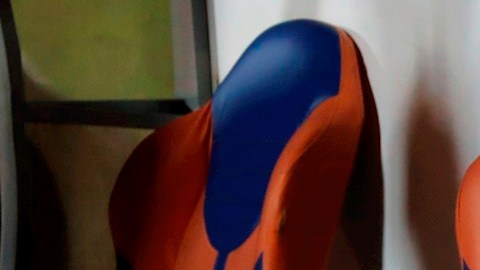 Neymar estuvo con gorra azul y chemise de la selección brasileña en el estadio de Caracas.