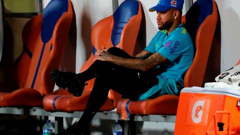 Neymar estuvo con gorra azul y chemise de la selección brasileña en el estadio de Caracas.