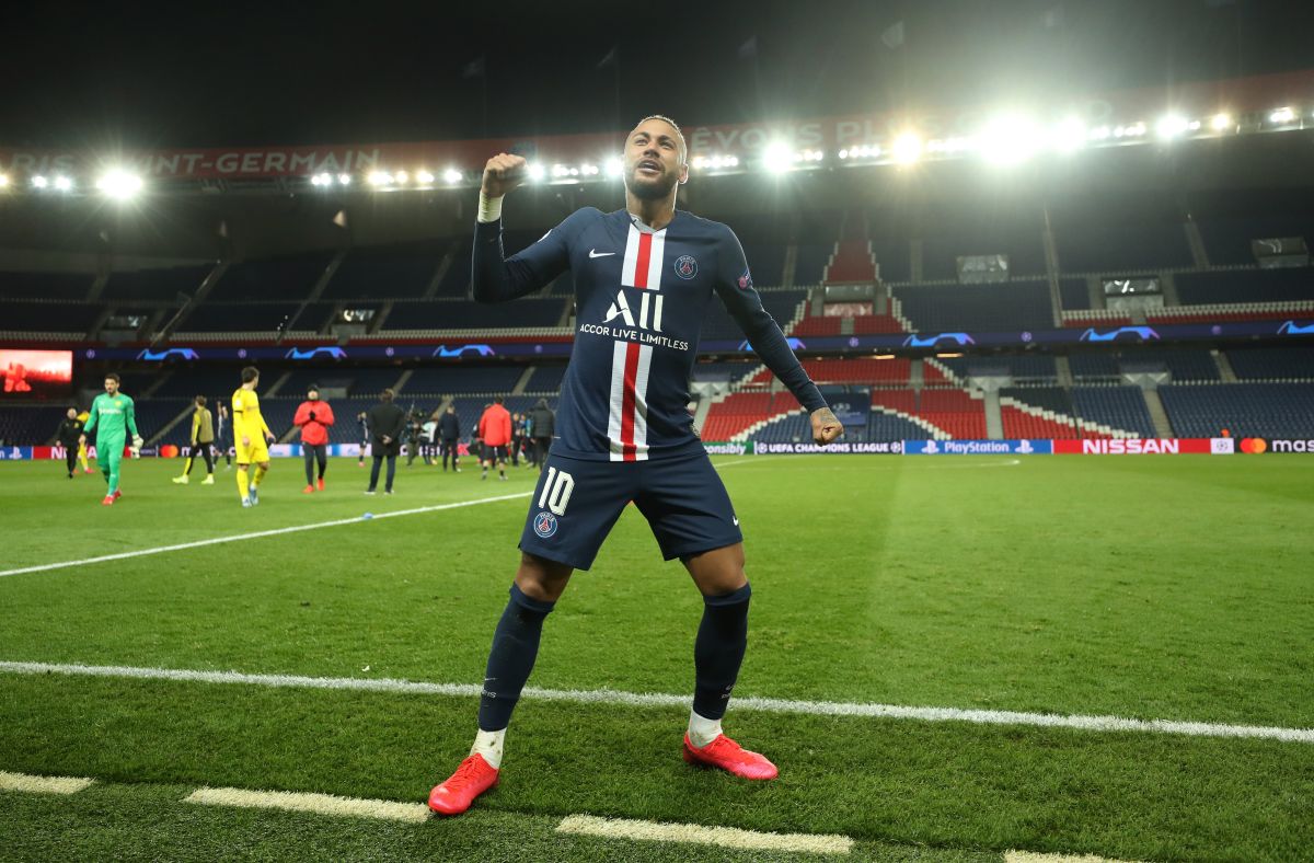 Neymar del Paris Saint-Germain celebra la victoria tras el partido de vuelta de los octavos de final de la Liga de Campeones de la UEFA contra el Borussia Dortmund.