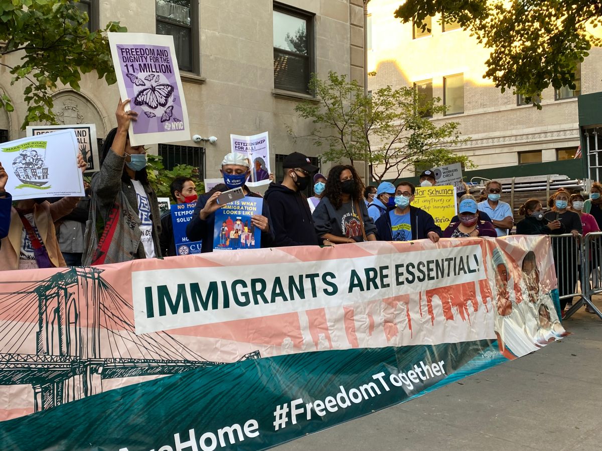 Las afueras de la casa del senador Shumer en Brooklyn ya ha sido escenario de varias protestas por la reforma migratoria. 
