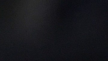 Wanda Nara le da beso mordida a Mauro Icardi, pero éste la ignora con la mirada