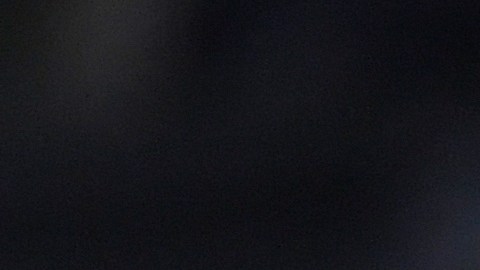 Wanda Nara le da beso mordida a Mauro Icardi, pero éste la ignora con la mirada