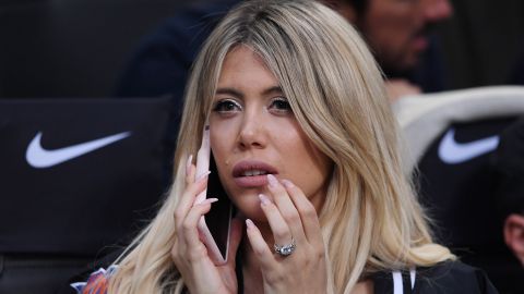 Wanda Nara le da beso mordida a Mauro Icardi, pero éste la ignora con la mirada