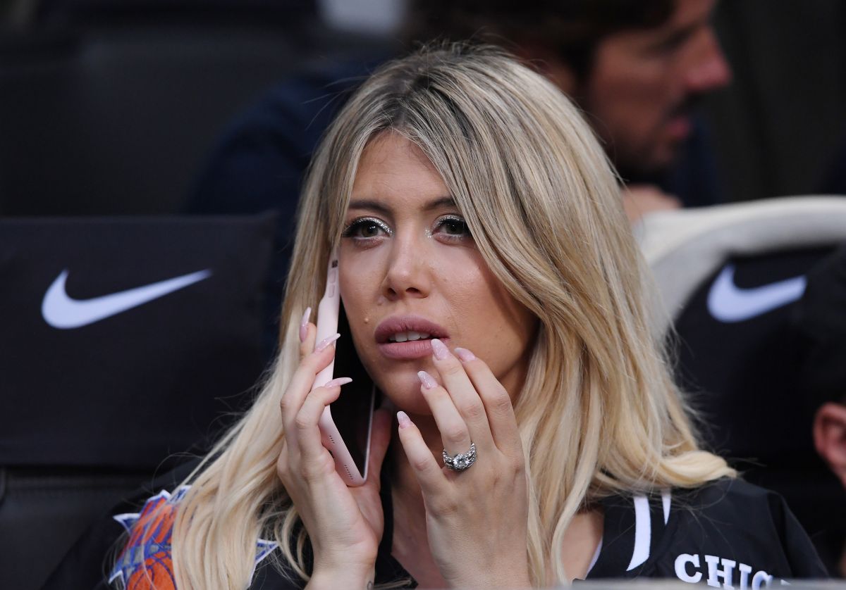 Wanda Nara gives Mauro Icardi a bite kiss, but he ignores her with his eyes