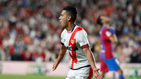 El Tigre Falcao le marcó por cuarta vez seguida al Barcelona.
