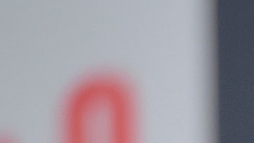 Diego Boneta asiste a los Premios Platinos 2021 con su novia Renata Notni.