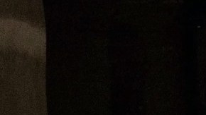 Avan Jogia (Leon S. Kennedy) y Kaya Scodelairo (Claire Redfield), interpretando a sus característicos personajes en este nuevo reboot de Resident Evil.