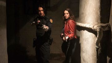 Avan Jogia (Leon S. Kennedy) y Kaya Scodelairo (Claire Redfield), interpretando a sus característicos personajes en este nuevo reboot de Resident Evil.