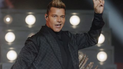 Ricky Martin se pellizca la cara y demuestra que "No" está operado.