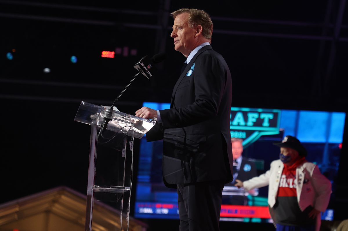 El comisionado de la NFL, Roger Goodell, anuncia a los seleccionados del Draft de la NFL 2021.