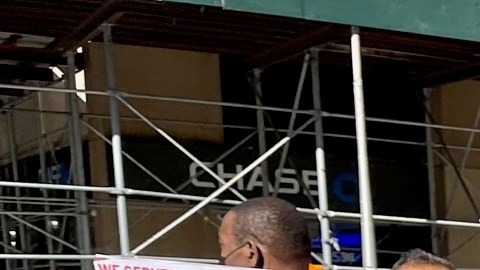 El taxista peruano Luis Bendezu se unió a la huelga de hambre afuera de la Alcaldía de NYC.