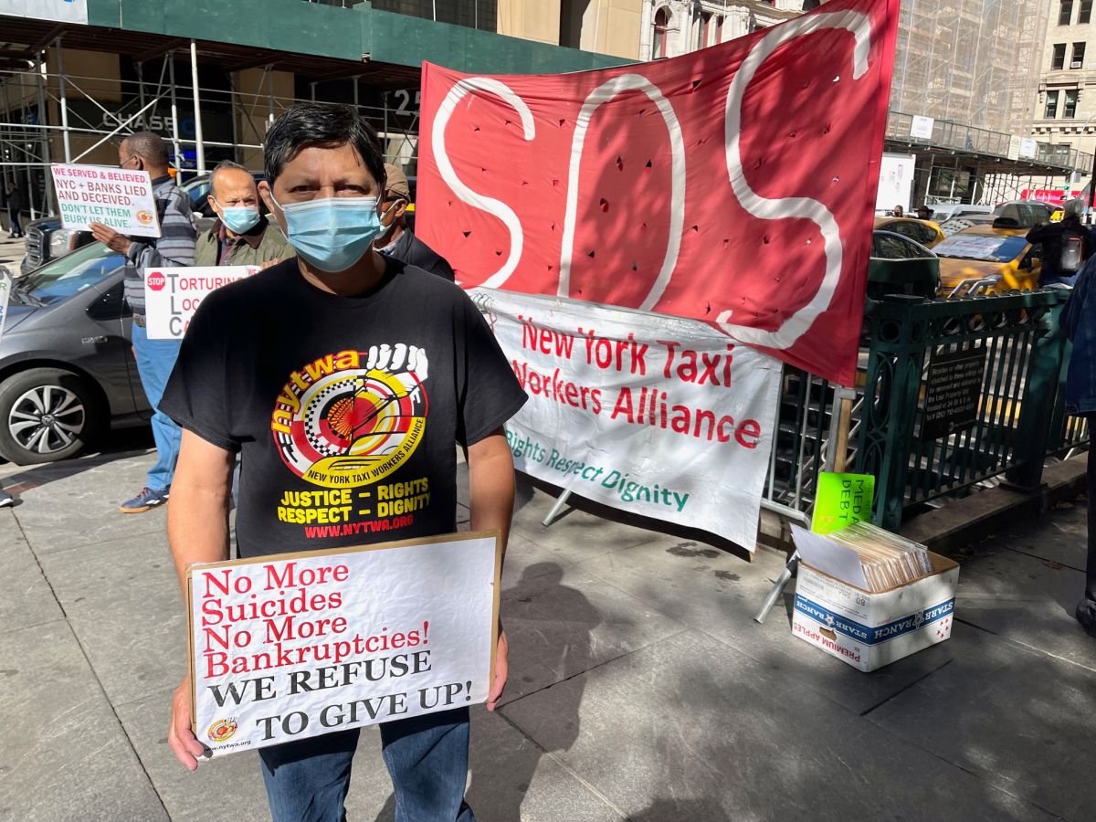 El taxista peruano Luis Bendezu se unió a la huelga de hambre afuera de la Alcaldía de NYC. 