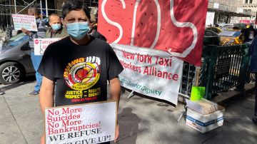 El taxista peruano Luis Bendezu se unió a la huelga de hambre afuera de la Alcaldía de NYC.