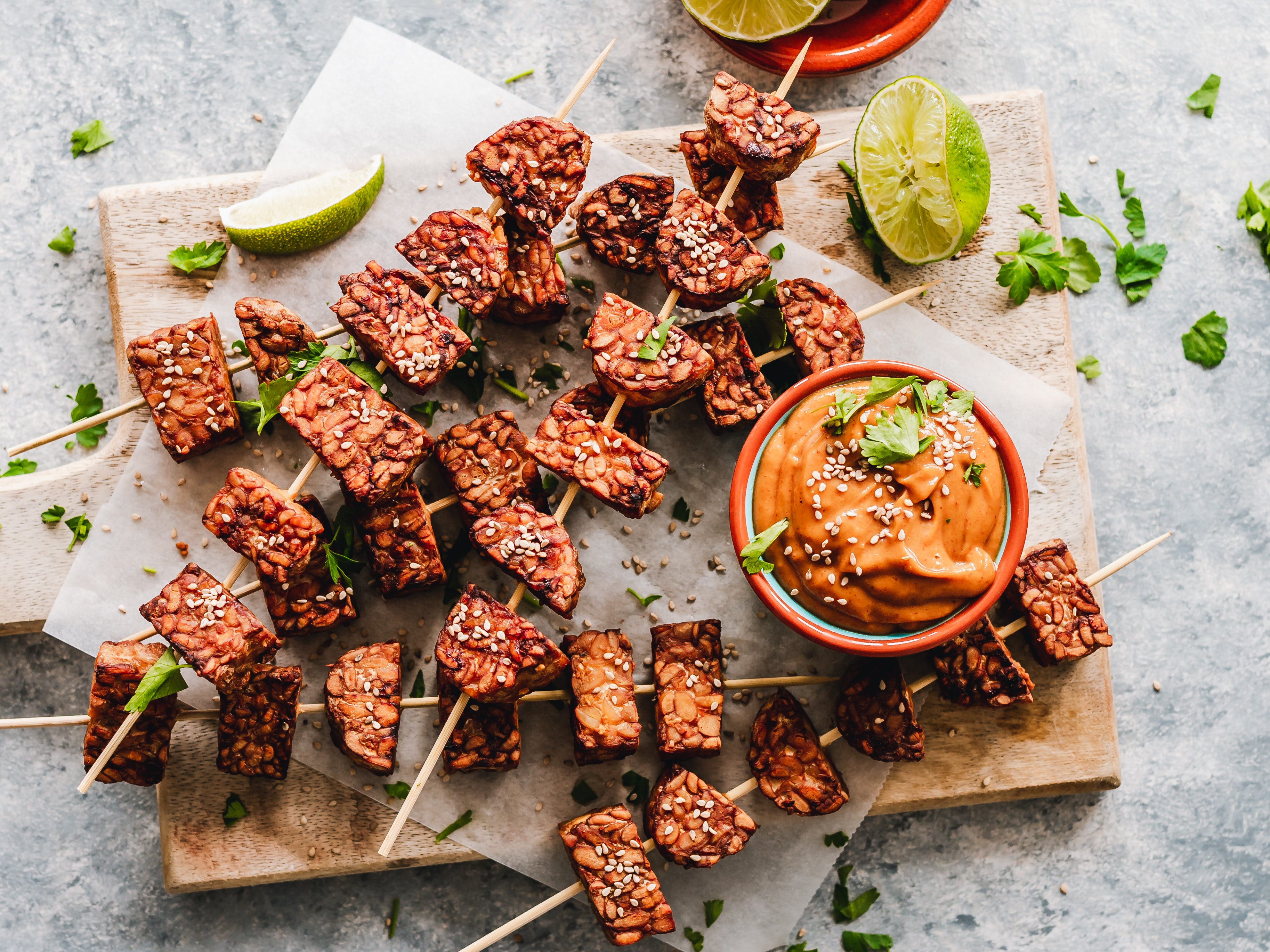 Brochetas de tempeh