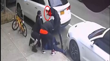 VIDEO: Jovencito de 19 años es pateado, golpeado y apuñalado por 3 sujetos en Manhattan