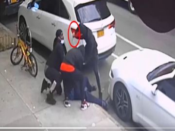 VIDEO: Jovencito de 19 años es pateado, golpeado y apuñalado por 3 sujetos en Manhattan