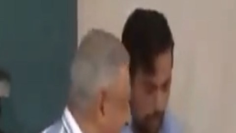 VIDEO: Manifestantes rompen cerco de seguridad de AMLO frente a mandos militares