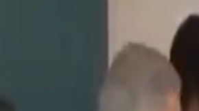 VIDEO: Manifestantes rompen cerco de seguridad de AMLO frente a mandos militares