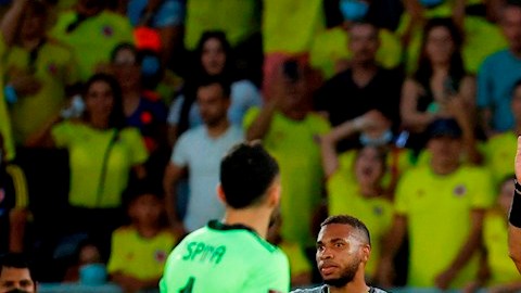 Diego Haro fue el árbitro principal del Colombia vs. Ecuador en Barranquilla.