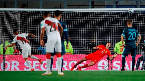 Yotún falló un penal que pudo darle el empate a Perú en Buenos Aires.