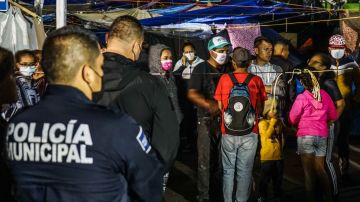 Ponen una valla a campamento migrante en la ciudad mexicana de Tijuana