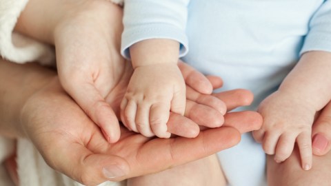 Los abuelos más jóvenes del mundo, 33 y 35 años, celebraron la llegada de su primera nieta