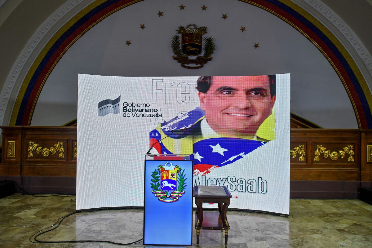 Imagen del empresario Alexander Saab, acusado de ser testaferro de Nicolás Maduro se proyecta en una pantalla en la Asamblea Nacional, en Caracas, en octubre de 2021.
