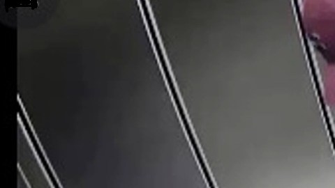 Momento del robo dentro del elevador.