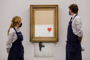 Subastan obra triturada de Banksy "Niña con un globo" por $25 millones de dólares