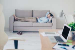 Los enormes beneficios de las siestas cortas (y cómo aprender a hacerlas sin despertarnos de mal humor)
