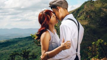 Esclerosis múltiple: Cómo un beso “inocente” puede desencadenar esta enfermedad autoinmune