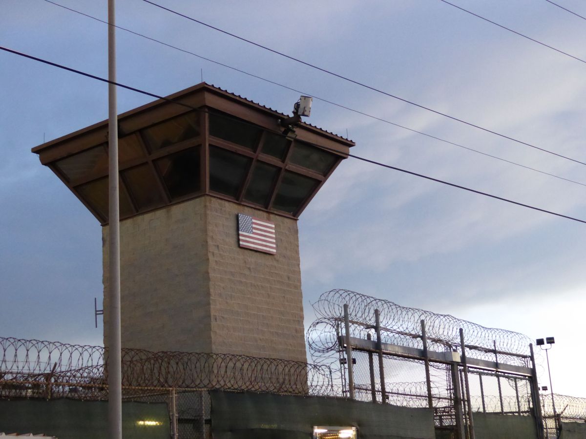 Puerta principal de la prisión de Guantánamo en octubre de 2018.