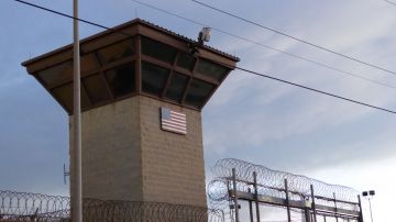 Afgano en cárcel de Guantánamo.