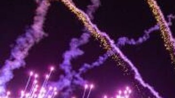 El castillo de la Cenicienta en Magic Kingdom alumbrado con motivo de los 50 años de Disney en Orlando, Florida.