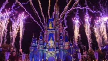 El castillo de la Cenicienta en Magic Kingdom alumbrado con motivo de los 50 años de Disney en Orlando, Florida.