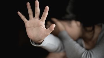 Padres venden a su hija y la detienen por escapar de su violador