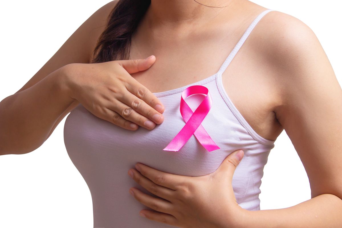 Aunque la mayoría de casos están relacionados con una mutación genética, hay otros factores que pueden desencadenar cáncer de mama.
