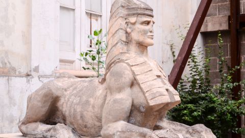 Tenían 2 esfinges egipcias como adorno en su jardín sin saber que valían una fortuna