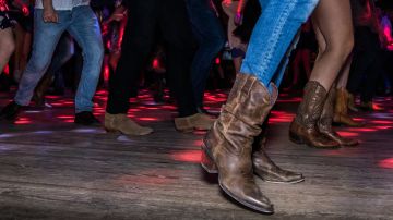 Denuncian estudiantes hispanos discriminación por bailar Payaso de Rodeo