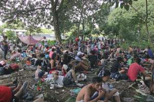 Caravana migrante toma un descanso y sana heridas en municipio del sur de México