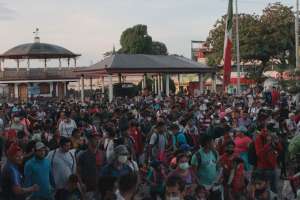 Caravana que salió de Tapachula, México, suma unos 6,000 migrantes; se registran choques con la Guardia Nacional