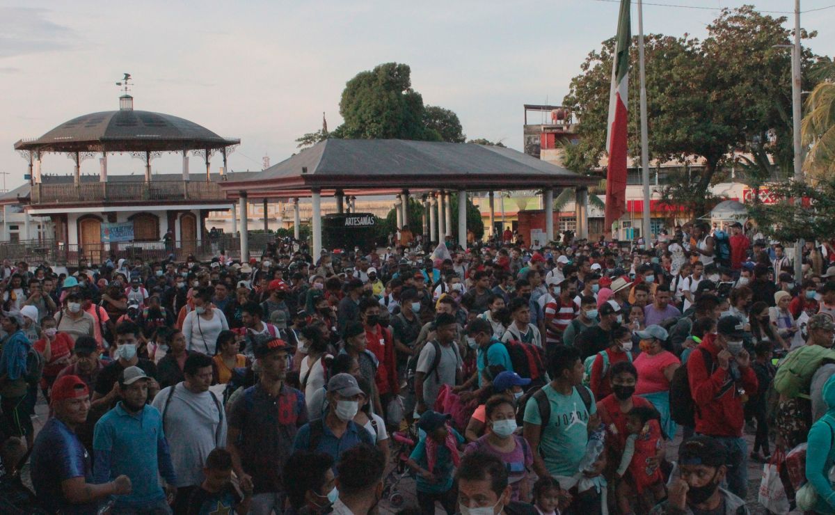 Migrantes caminan en una caravana este sábado, en Tapachula, estado de Chiapas (México).  